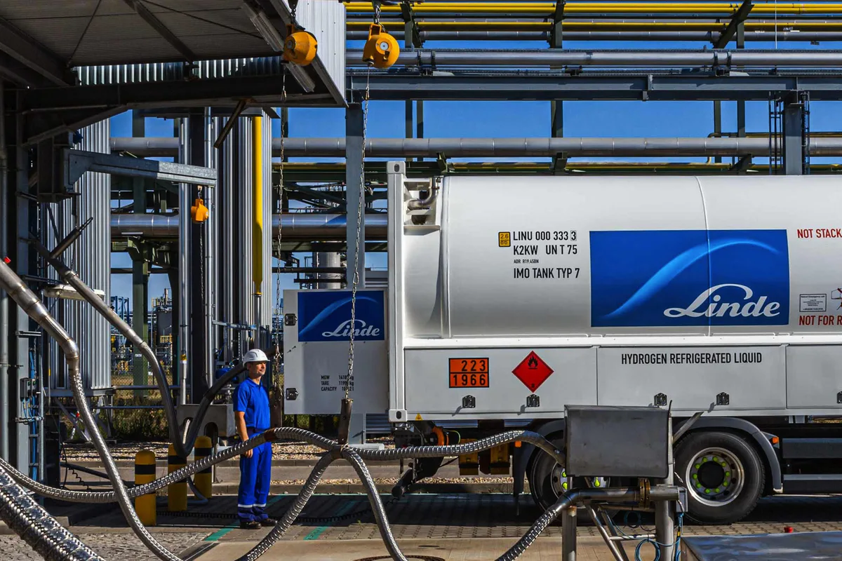 Why Industrial Gas Leaders Command Premium Market Valuations
